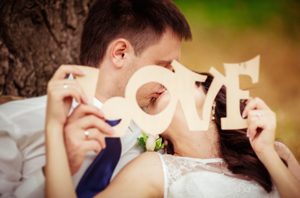 Menyasszony és a vőlegény a szerelem szót - Fotó, kép