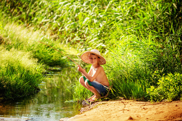 Menino está pescando
 - Foto, Imagem