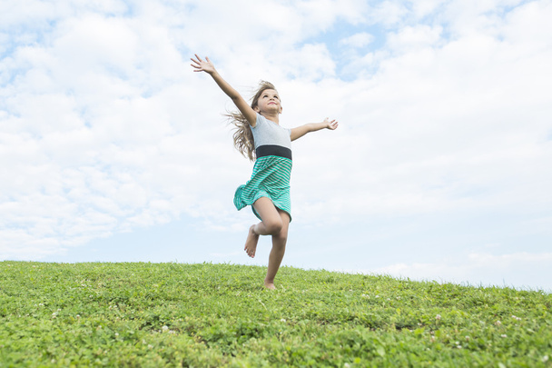 Красивий портрет маленької дівчинки зовні на траві
 - Фото, зображення