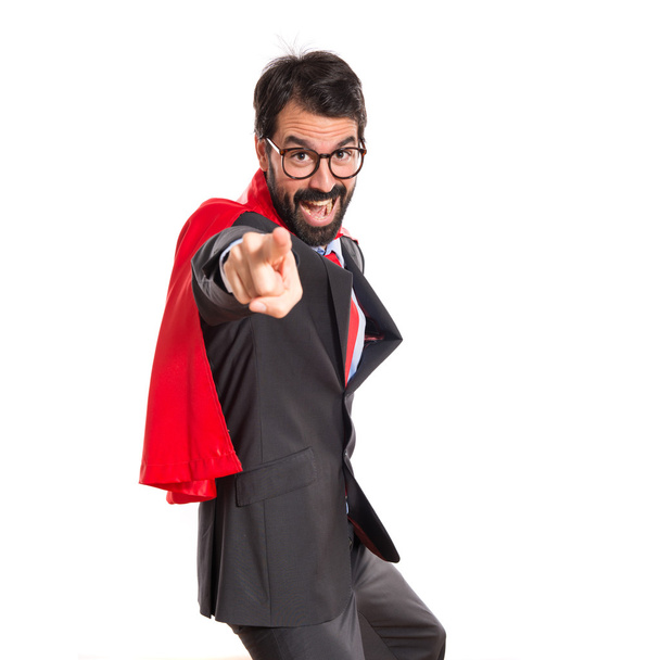 Empresario vestido como un superhéroe apuntando al frente
 - Foto, Imagen