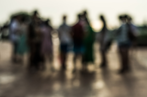 Θολή ομάδα ανθρώπων κατά τη διάρκεια του ηλιοβασιλέματος - Φωτογραφία, εικόνα