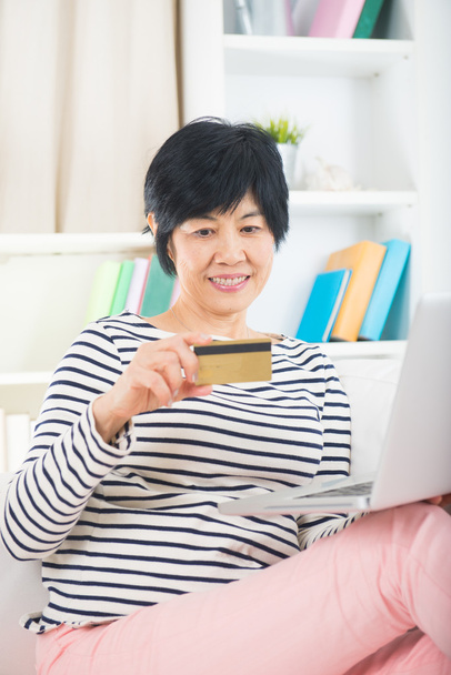 Female using credit card on laptop - Foto, imagen