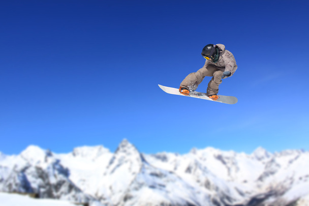 Snowboarder volante sulle montagne
 - Foto, immagini