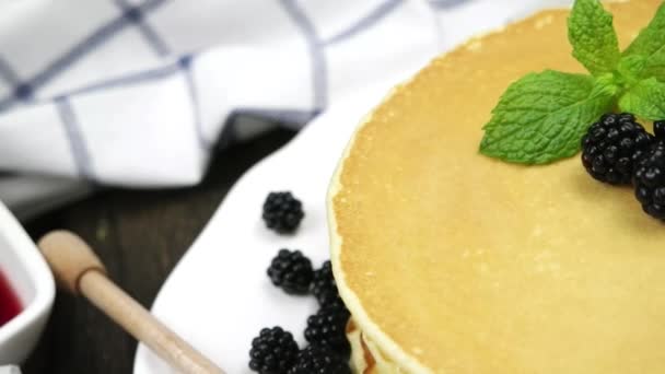 Pancakes with fresh blackberries - Video, Çekim
