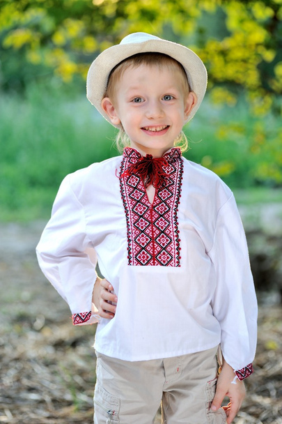 Menino em roupa tradicional ucraniana
 - Foto, Imagem