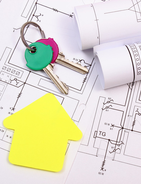 Casa de papel amarelo, chaves de casa, rolos de diagramas no desenho de construção
 - Foto, Imagem
