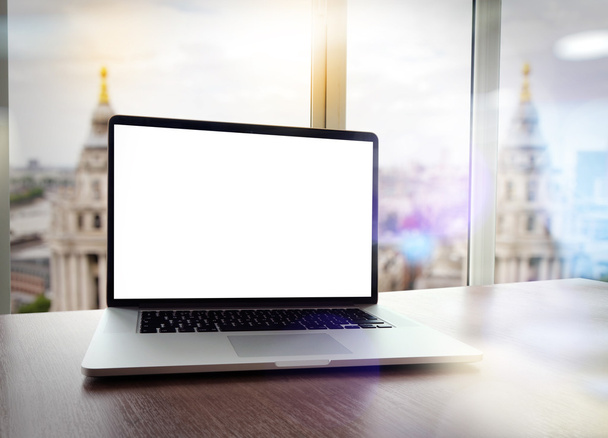 Laptop met leeg scherm op witte Bureau met onscherpe achtergrond een - Foto, afbeelding