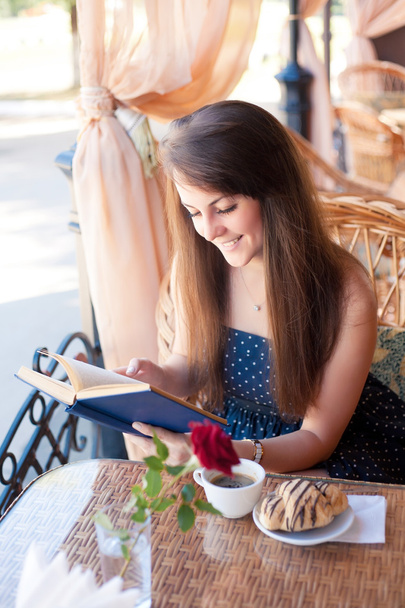 Piękna kobieta, czytanie książki w kawiarni - Zdjęcie, obraz