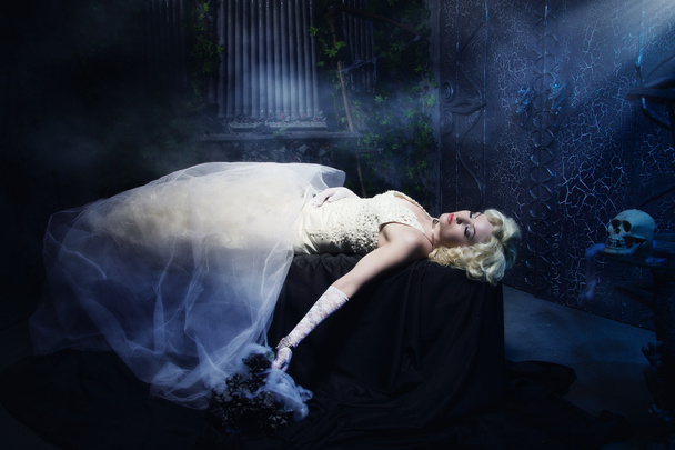 Sleeping Beauty. Beautiful lifeless bride in white dress lying o - Fotografie, Obrázek