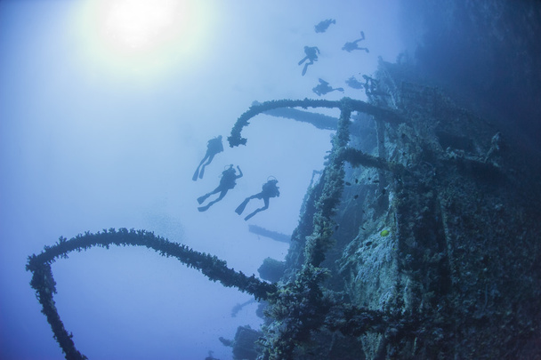 Divers op een diep onderwater schipbreuk - Foto, afbeelding