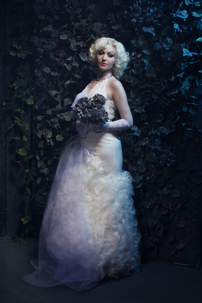 白いドレスとバラの美しいゴシック女 - 写真・画像