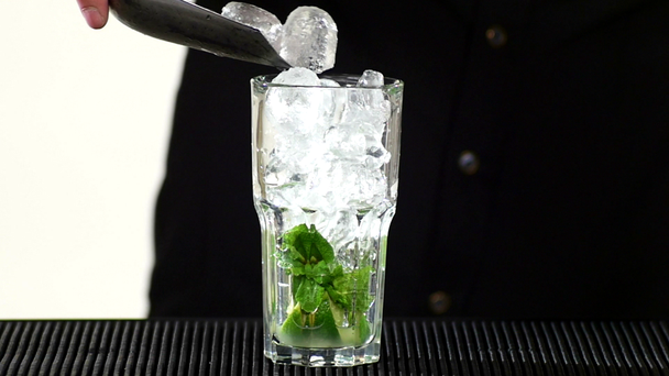 bartender preparar bebida cocktail mojito, câmera lenta
 - Filmagem, Vídeo