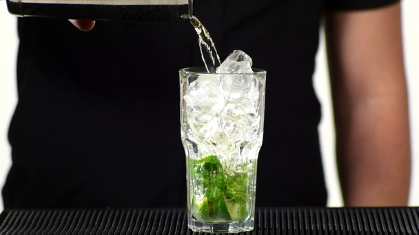 Barkeeper bereitet Mojito-Cocktail-Drink, Zeitlupe. Nahaufnahme - Filmmaterial, Video