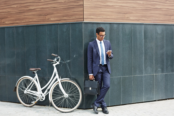 Elegant employee with briefcase - Foto, afbeelding