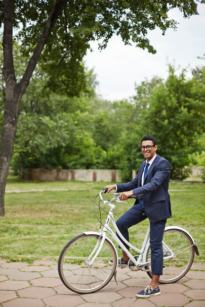 businessman sitting on bicycle - Foto, afbeelding