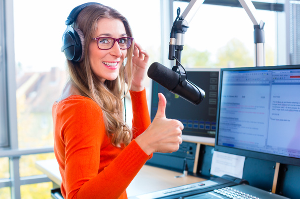 Presentadora de radio femenina en la estación de radio en el aire
 - Foto, imagen