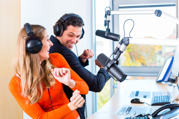 rozhlasových moderátorů v rozhlasové stanice na vzduchu - Fotografie, Obrázek