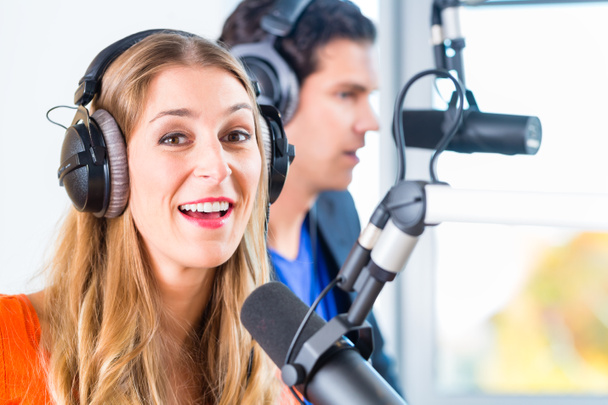 presentadores de radio en la estación de radio en el aire
 - Foto, Imagen