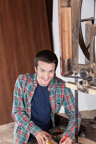 Šťastný chlap pracujících se dřevem - Fotografie, Obrázek