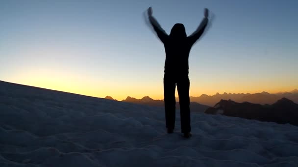 Перемога успіху силует жінка задоволена своїми руками, піднятими над головою на святкування досягнення вершини гори під час поїздки на кемпінг, концепція свободи
 - Кадри, відео