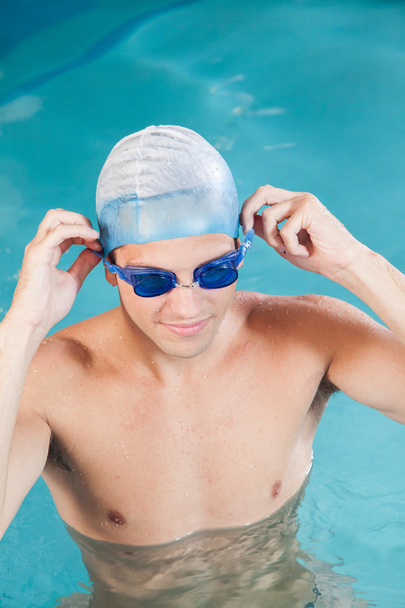 άνθρωπος κολύμπι μέσα στην πισίνα - Φωτογραφία, εικόνα