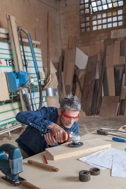 Ξυλουργός που εργάζονται με ένα τριβείο - Φωτογραφία, εικόνα