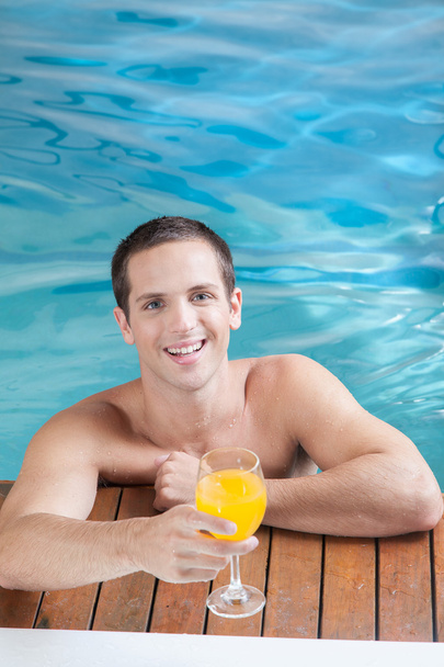 Homem bebendo suco dentro da piscina
 - Foto, Imagem