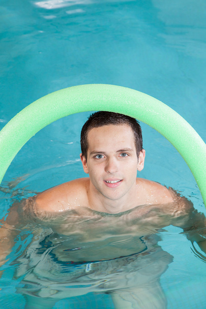Uomo felice che gioca in piscina
 - Foto, immagini