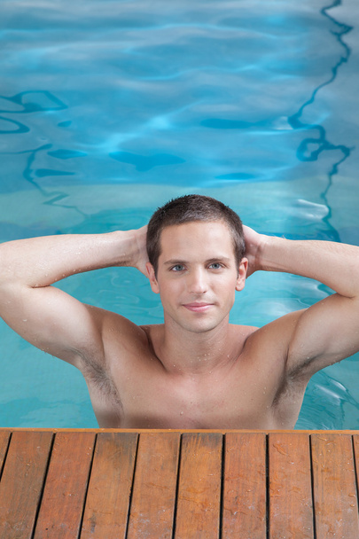 Άνθρωπος που κολυμπάει στην πισίνα - Φωτογραφία, εικόνα