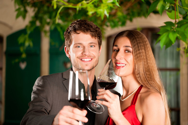 Paar beim Wein - Foto, Bild