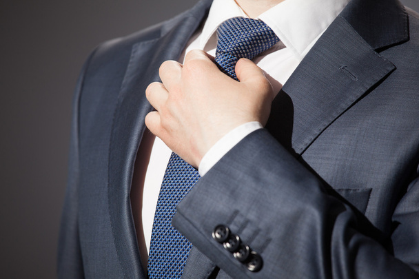 Businessman adjusting his tie - Foto, imagen