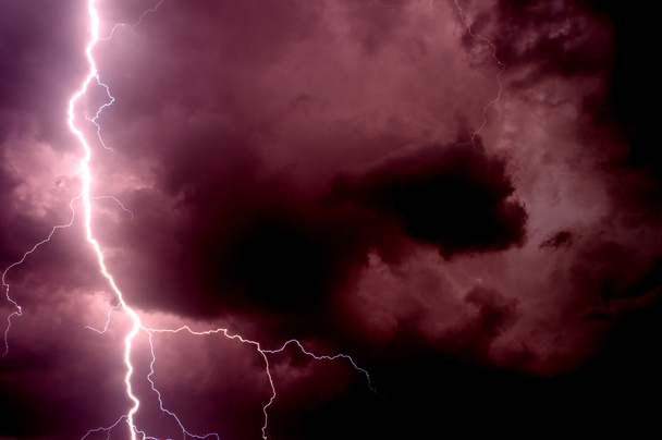 Сильный шторм, несущий гром, молнии и дождь летом
 - Фото, изображение