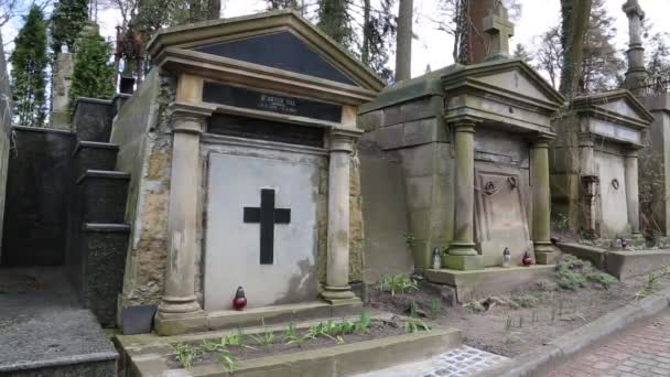 Staré hroby na hřbitově muzeum Lyčakovský ve Lvově - Záběry, video