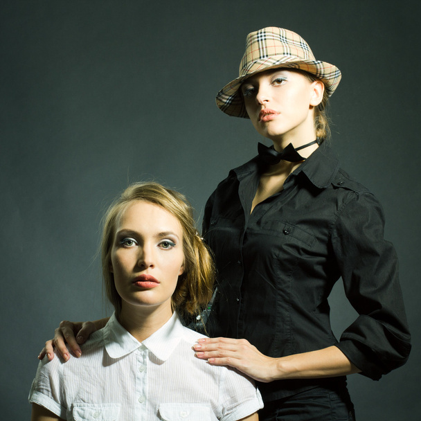 Модний статичний портрет двох красивих жінок, які дивляться в камеру
 - Фото, зображення