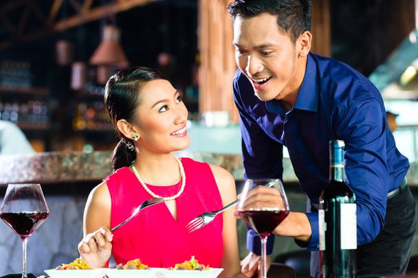 Портрет азіатська пара їжі в ресторані - Фото, зображення