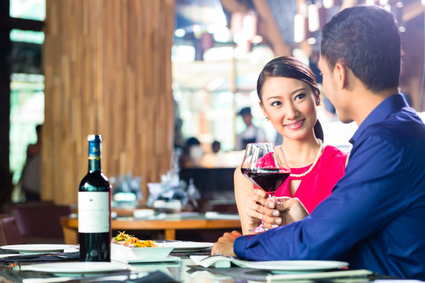 Asiático casal fino jantar no restaurante
 - Foto, Imagem