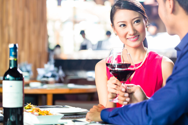 レストランでワインとアジア カップル - 写真・画像