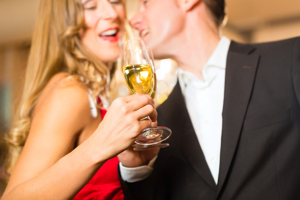 男と女のレストランでシャンパンを試飲 - 写真・画像