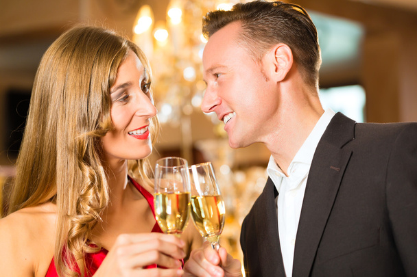 Мужчина и женщина пробуют шампанское в ресторане
 - Фото, изображение