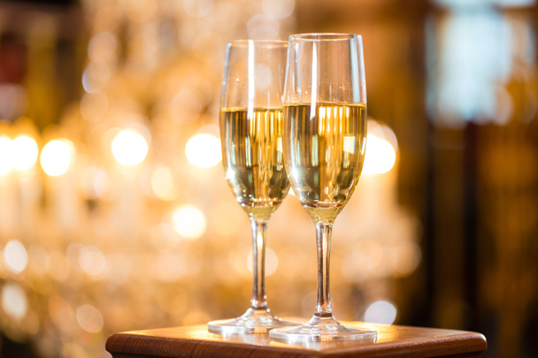 Два бокала шампанского - Фото, изображение