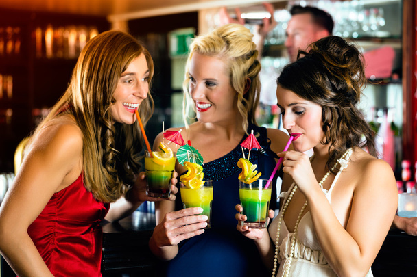 Young women with cocktails in club or Bar - Fotoğraf, Görsel