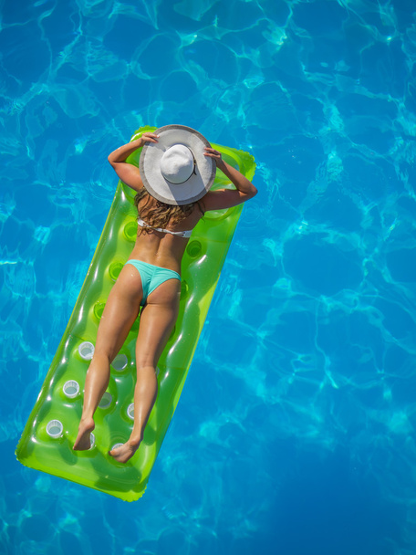 girl relaxing in swimming pool - Foto, Imagen