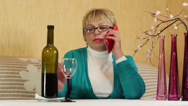 Γυναίκα που πίνει κρασί και μιλά για smartphone - Πλάνα, βίντεο