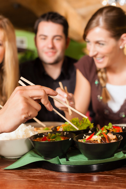 Young people eating in Thai restaurant - Foto, Bild