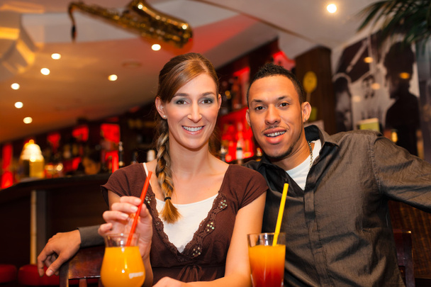 pareja bebiendo cócteles en el bar o restaurante
 - Foto, Imagen