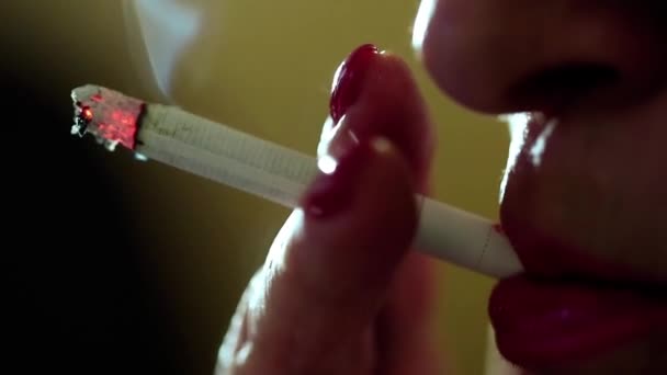 Frau mit Zigarette aus nächster Nähe - Filmmaterial, Video