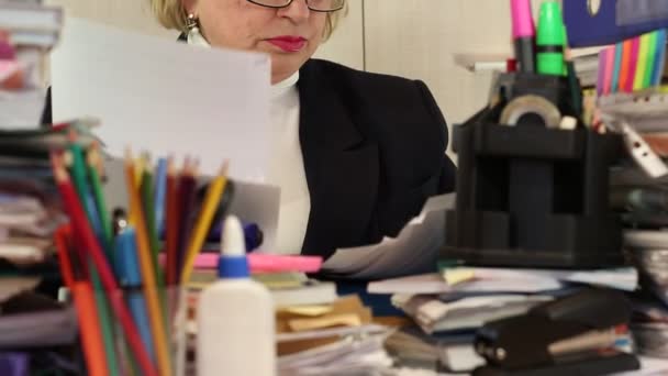 Economista de administración de mujeres mayores
 - Imágenes, Vídeo
