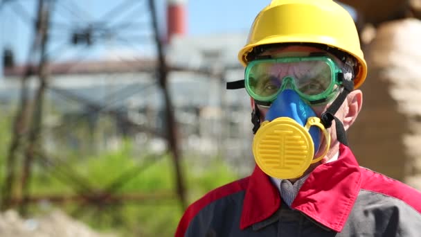 Trabajador en casco, gafas y respirador
 - Metraje, vídeo