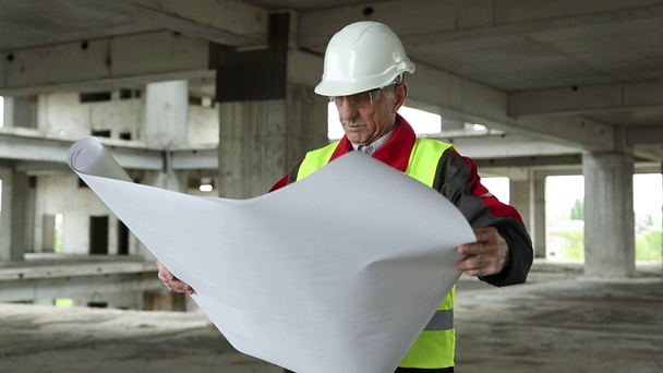 Строительный инспектор со строительной документацией
 - Кадры, видео