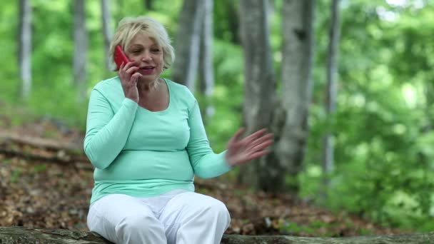 Frau kommuniziert per Smartphone - Filmmaterial, Video